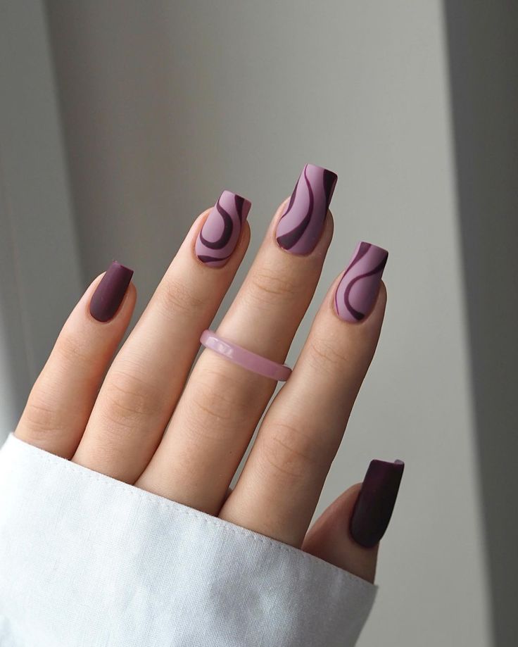 фіолетовий манікюр зі смужками