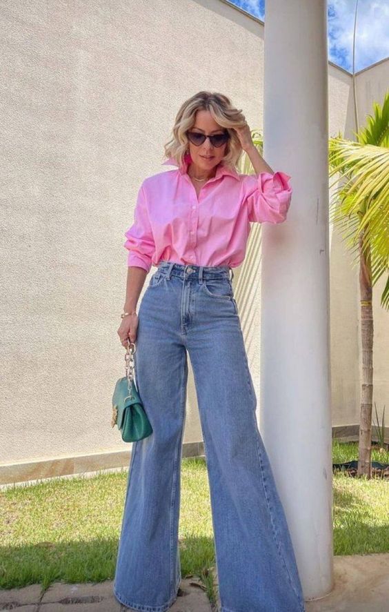 Широкие джинсы с розовой рубашкой