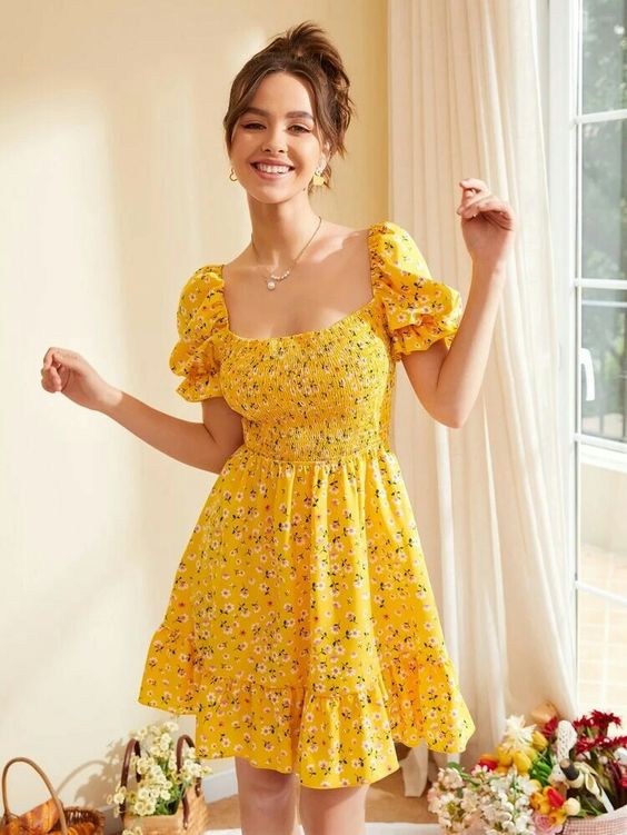 жовта квітчаста сукня
