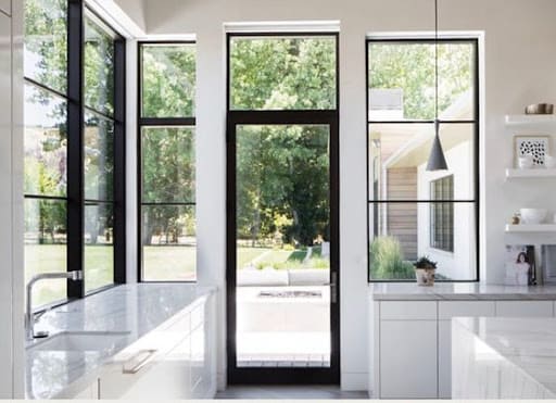 інтер'єр кухні з панорамними вікнами - ідеї