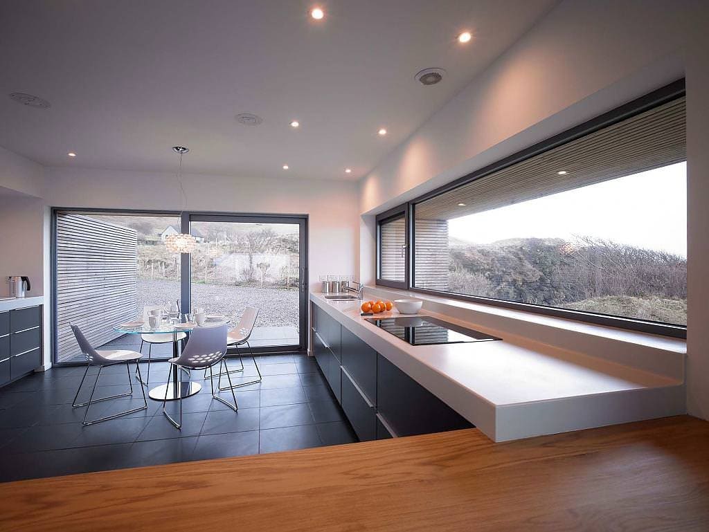 интерьер кухни с широкими панорамными окнами
