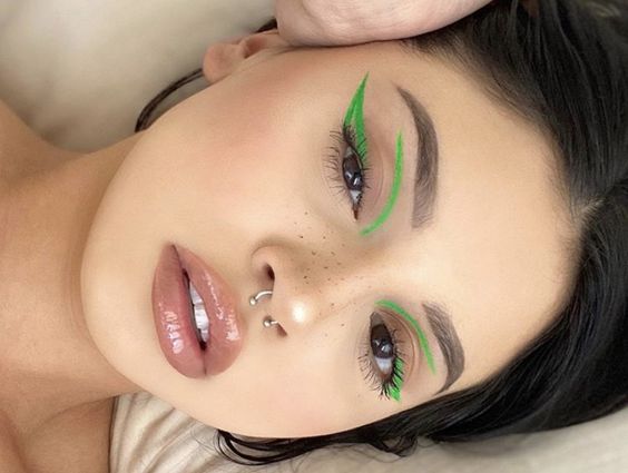 зеленые графические стрелки в макияже