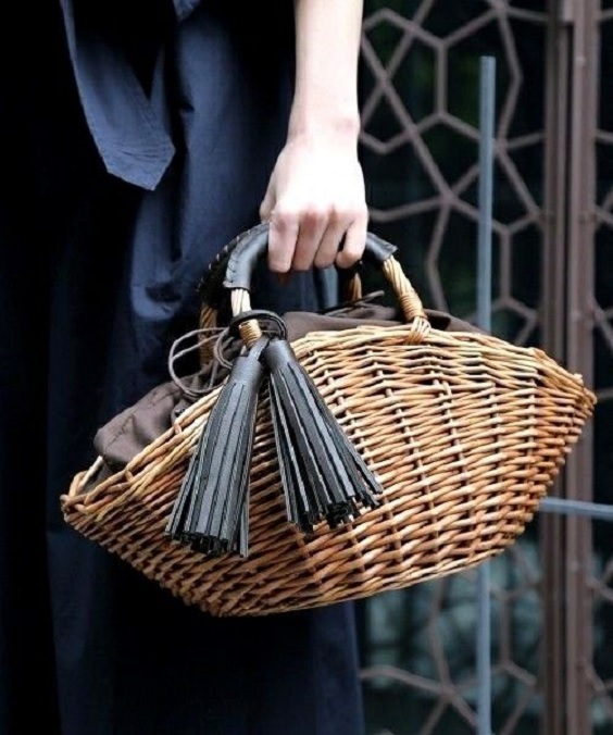 Плетена сумка у вигляді кошика