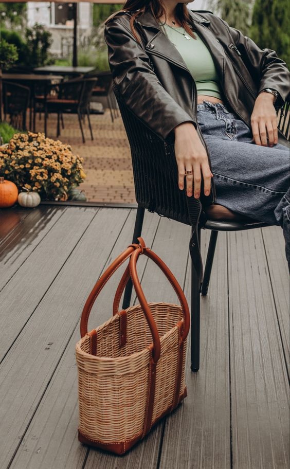 Плетена сумка у вигляді кошика