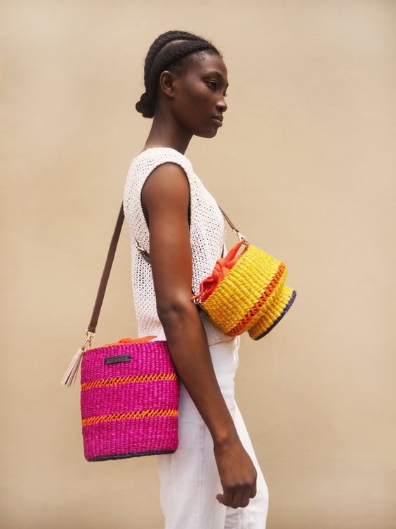 Плетена сумка в яскравих кольорах