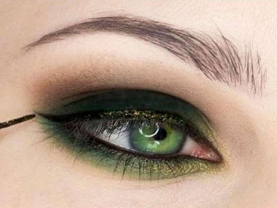 зелені стрілки в макіяжі